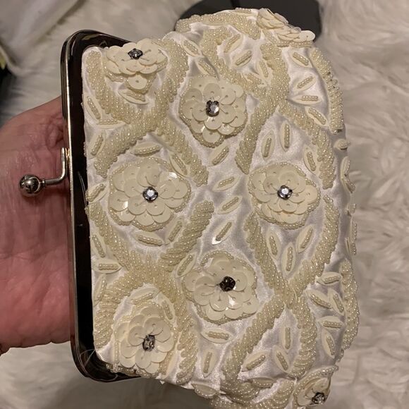 Beaded clutch evening bag with removable silvertone chain. Snap closure - Picture 4 of 8